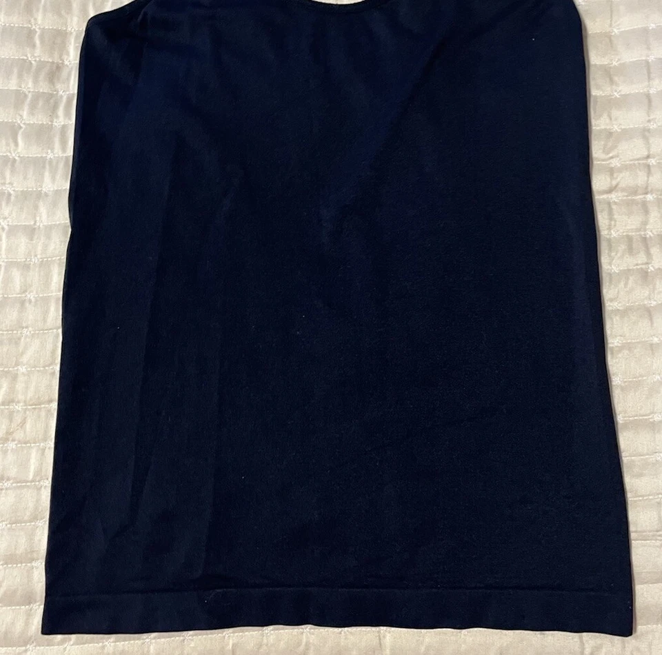 Camiseta sin mangas LEI Cami para mujer pequeña negra con tirantes ajustables elásticos Foto 3 de 4