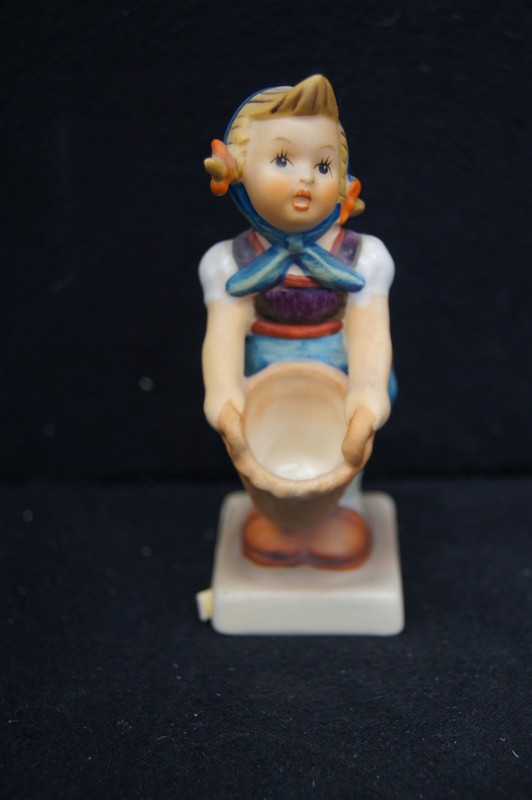 HUMMEL Goebel Porcelain Figurine #73 Little Helper 4.25" TMK-6