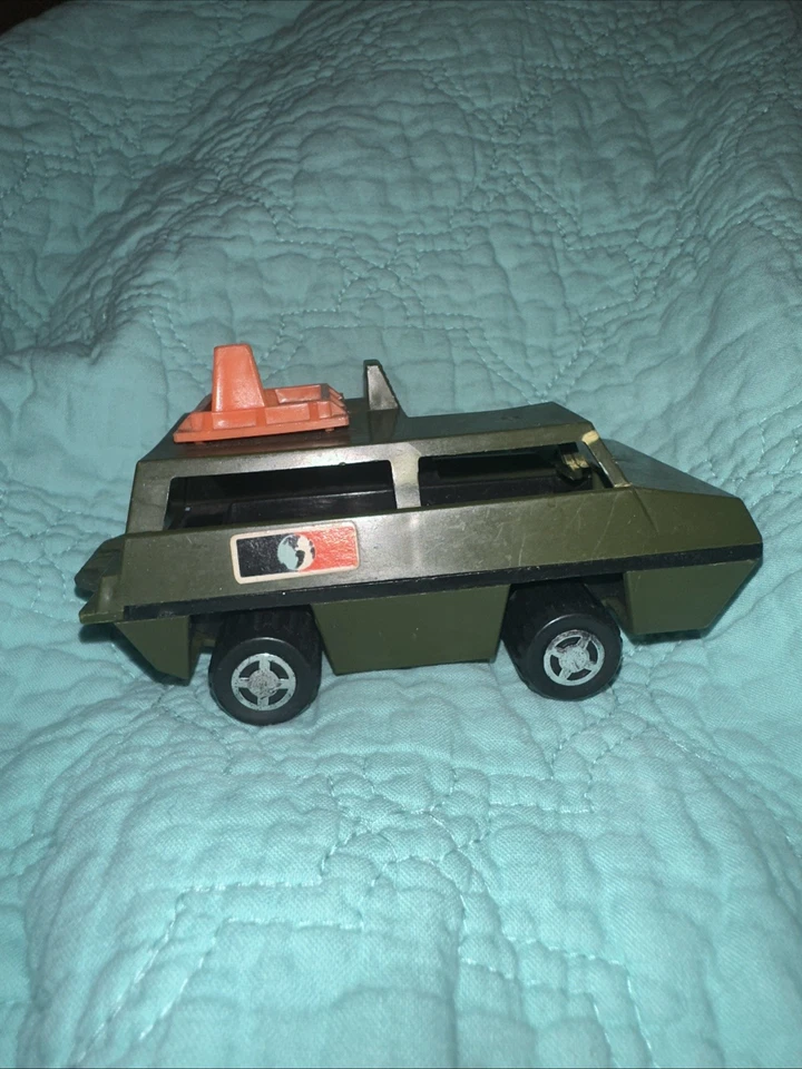 El juguete representado es un vehículo militar del ejército Lesney Products 1973 de colección. Foto 2 de 4