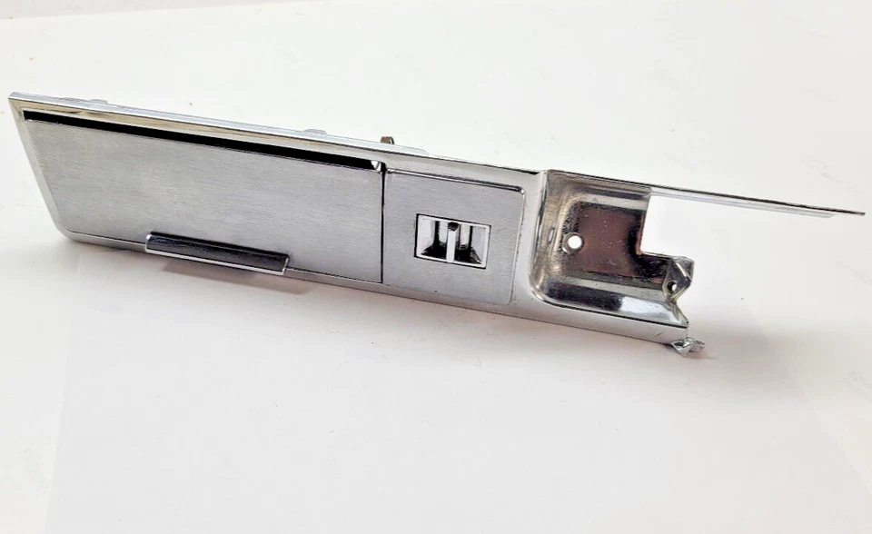 1967 CADILLAC FLEETWOOD RH REAR DOOR PANEL TRIM & ASHTRAY LIGHTER 9709756 - Image 2 of 4