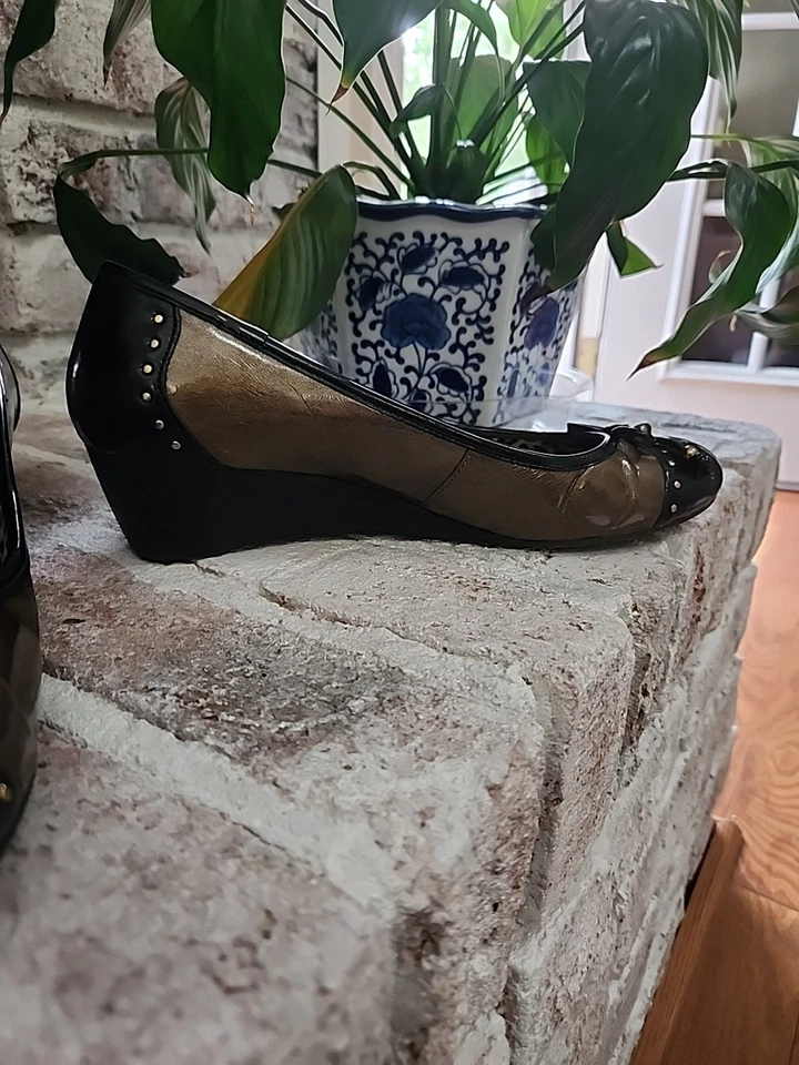 Women's Ann Kline "Akshevanie" Black And Bronze Low Wedge Ballet Flat 8.5M - Image 2 of 3