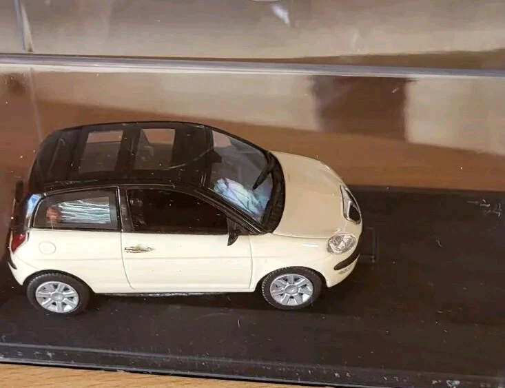 3 Tre modellini auto 1:43 - Immagine 3 di 3