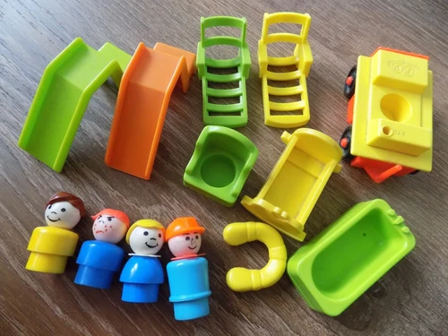 Nice Lot of Vintage Fisher Price Little People Dolls and Accessories! (Loc 2B)