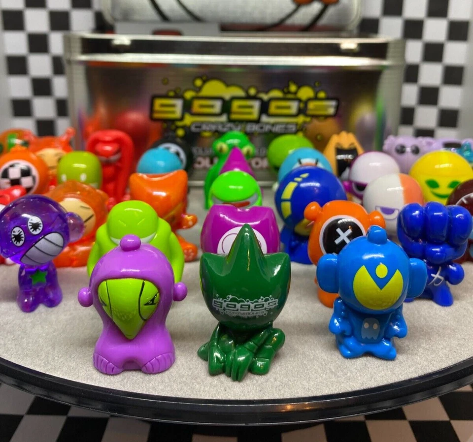 *EXCLUSIVE* GoGos Crazy Bones 2010 Collector Tin with 35 Figures,Checklist,& Bag - Image 2 of 4