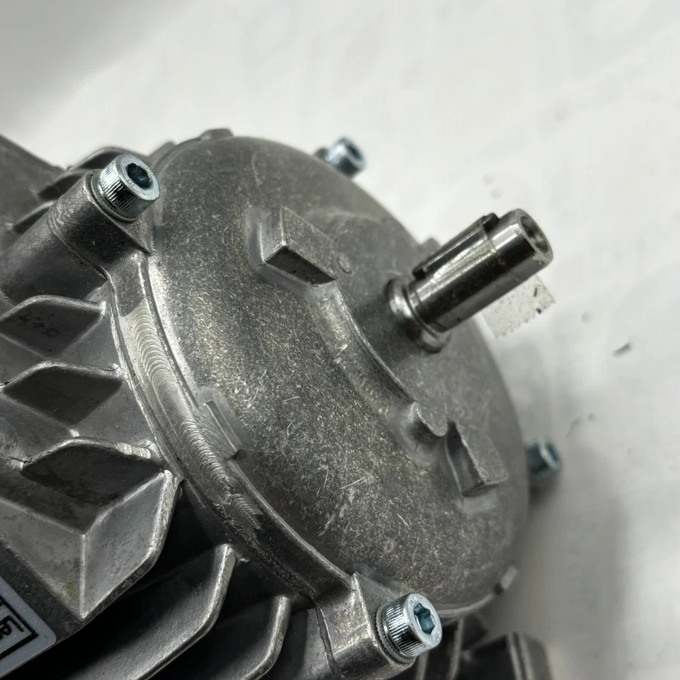 LENZE D-32699 EXTERNAL 3 PHASE ASYNCHRONUS MOTOR 0.18KW 1.350 R/MIN 1,2A 50HZ 🎯 - Image 3 of 4