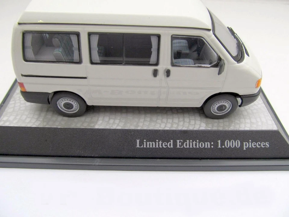 Volkswagen VW T4 Bus California Modello Bianco Grigio 1:43 Premium ClassiXXs - Immagine 4 di 4