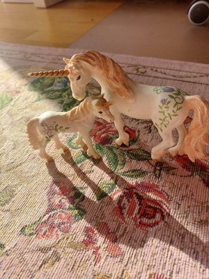 Schleich Pferde und Einhörner mit Fohlen und Figur Spielfigur