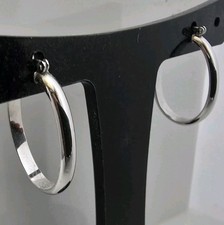 9 carat white gold 375 , U shape creole earrimg bar fastened length 2.5cm 1.6 gm