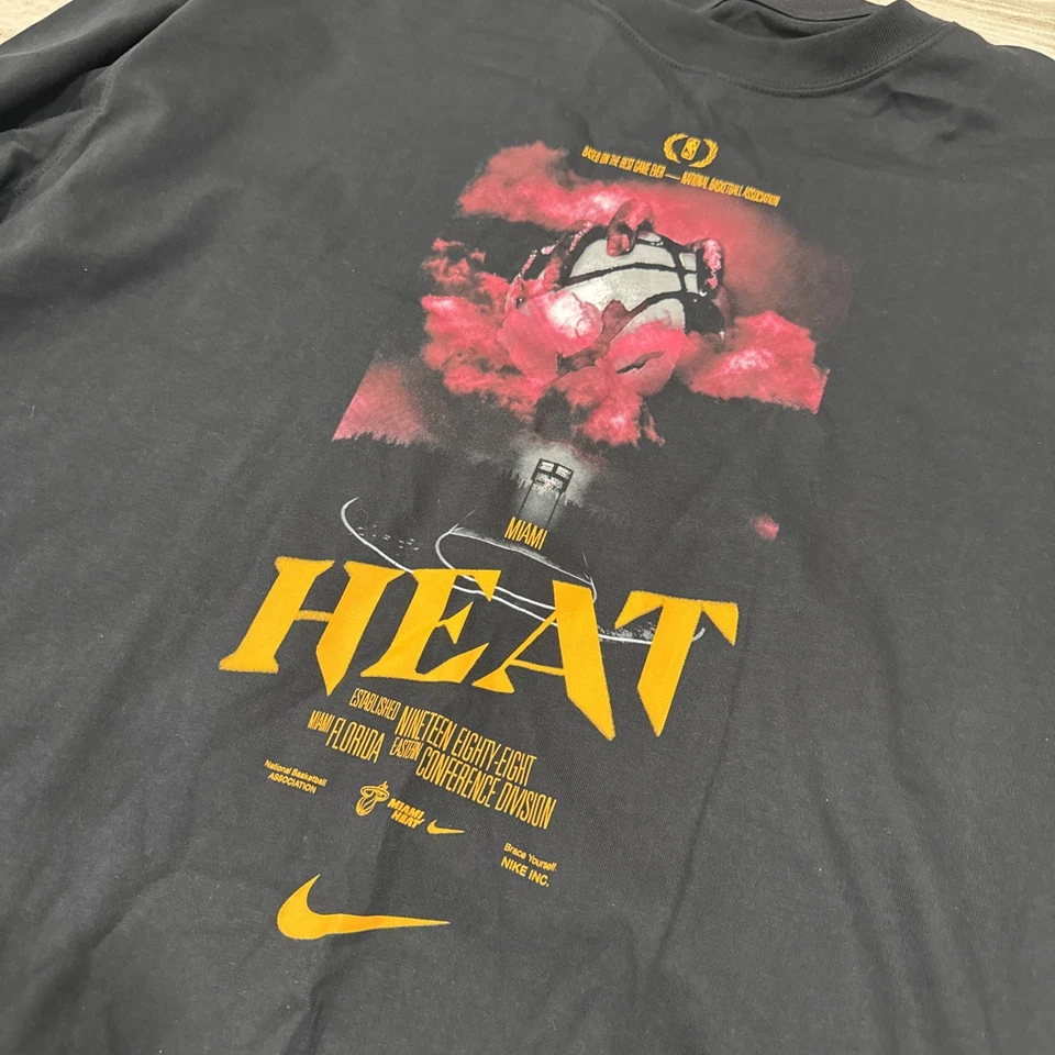 Póster de la película Miami Heat Courtside para hombre Nike NBA camisa nueva con etiquetas XL calce suelto Foto 2 de 4