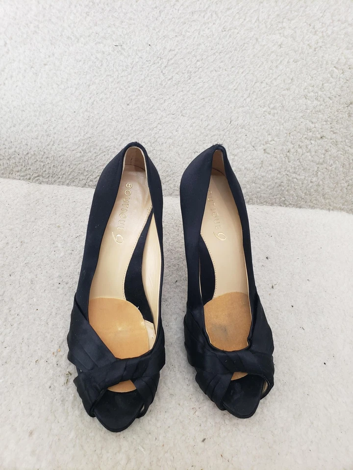 Zapatos de vestir formales de satén de tacón alto con punta abierta Boutique 9 para mujer Foto 3 de 4