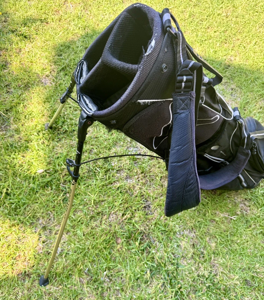 Bolsa de pie de golf Callaway Hyper Lite 3.0 3 vías dividida blanca negra 5 bolsillos. Usado Foto 3 de 4