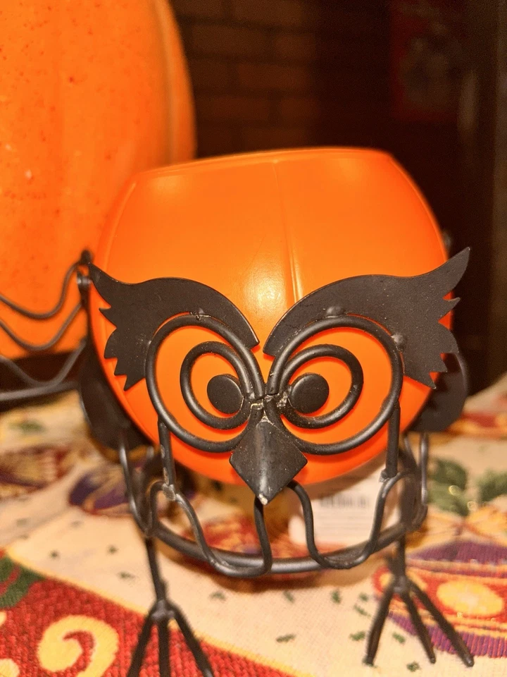 2 Owls. Black. Metal Pumpkin Stands. Halloween. Autumn. Fall 10”x8.25” &4”x5.25” - Image 4 of 4