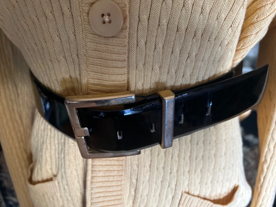 Cinturón ancho con hebilla dorada charol negro de colección M Preppy formal años 80’s Foto 2 de 4