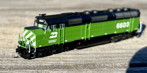 N Scale-Athearn F45 Diesel Locomotive Burlington Northern BN (DC) - Picture 4 of 14