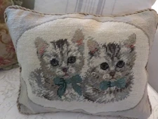 ADORABLE Christmas Grn Tie Kittens Aubusson style Needlepoint Pillow 14" x 11"