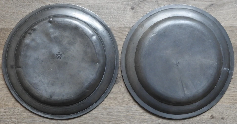 2 ASSIETTES ASSORTIES EN ÉTAIN FIN XIXe AVEC POINÇON ET SUPPORT EN BOIS - Photo 2/4