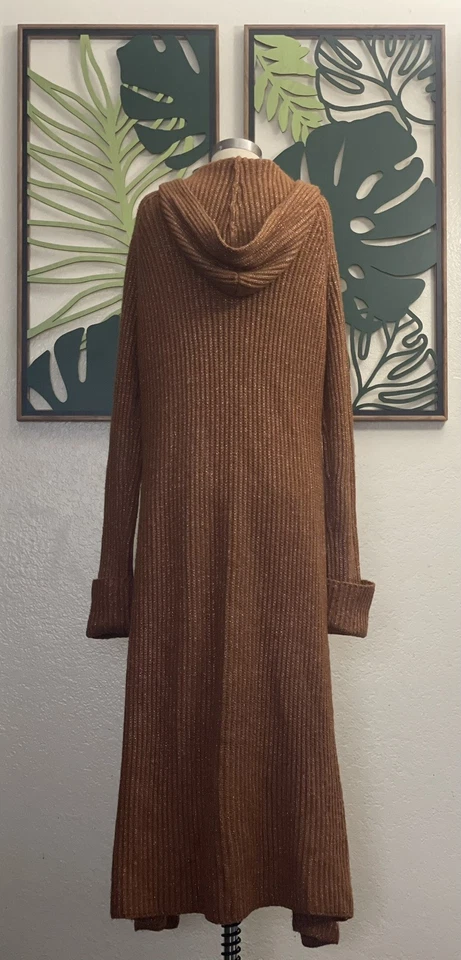 Suéter plumero largo con capucha marrón Bcbgmaxazria para mujer talla mediana Foto 3 de 4