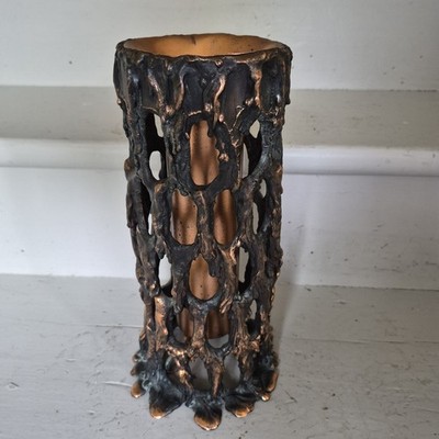 Brutalistische Kupfer Vase mit tropfender Lava geschmolzenes Metall geschmolzene Optik äußeres Gitter 