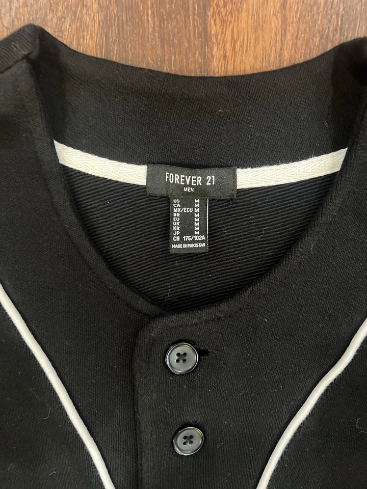 男式 Forever 21 纽扣前衬衫颜色黑色中号全新无标签 — 第 4/4 张图片