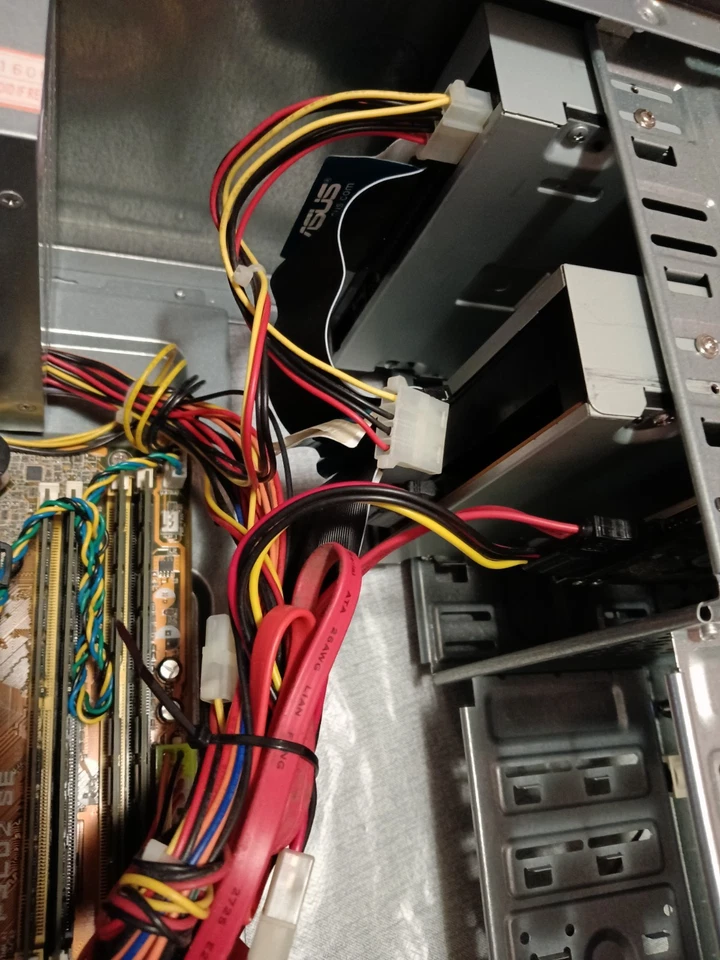 asus p5ld2 p4 775- nvidia 1gb-ram 4gb-disco 320gb-2dvd 450w + monitor 17" - Immagine 2 di 4