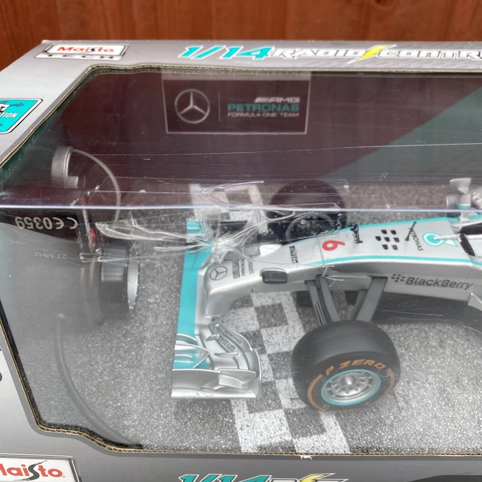 Maisto Tech 1:14 RC Mercedes AMG Petronas F1 Remote W05 Hybrid Nico Rosberg - Image 3 of 4