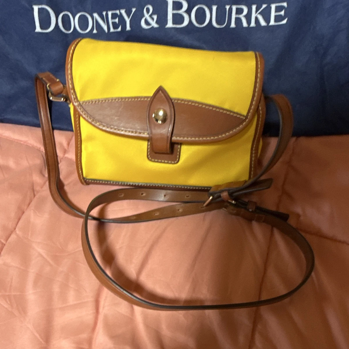 ⭐️未使用⭐️Dooney&Bourke レザーケース/イエロー/ヴィンテージ Dooney & Bourke Nylon Exterior Yellow Bags & Handbags for Women