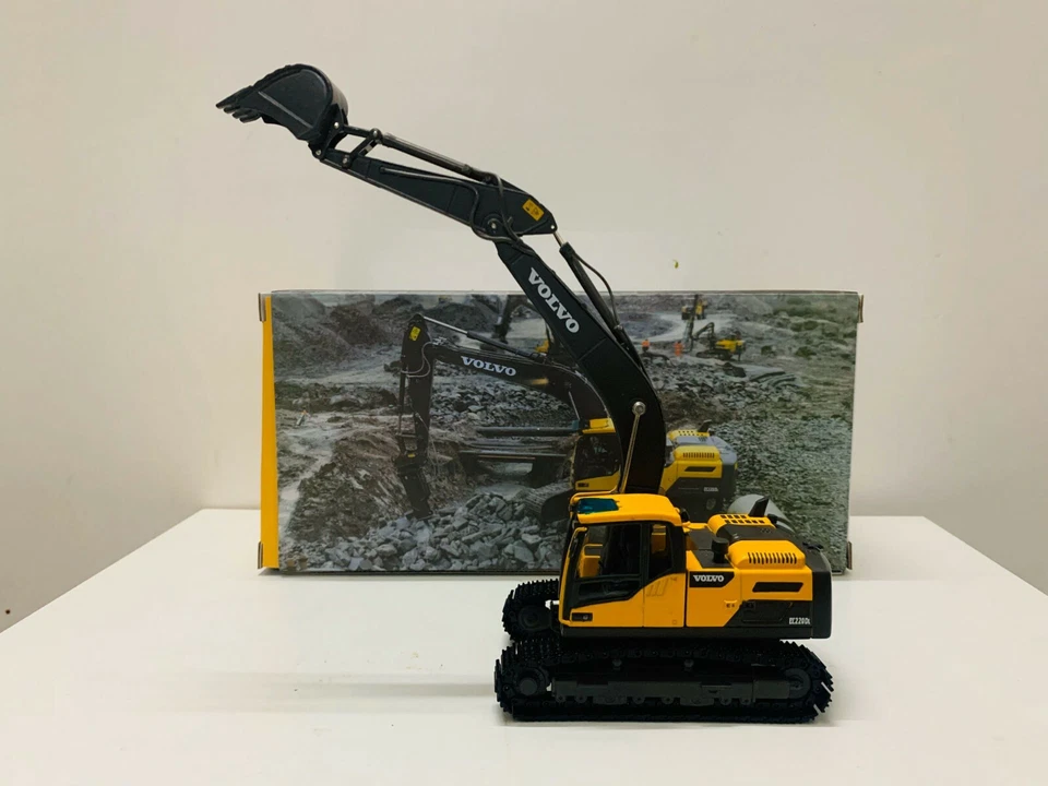 Volvo EC220D Crawler Excavator DieCast Model 1/50 Scale New in Original Box - Image 2 of 4