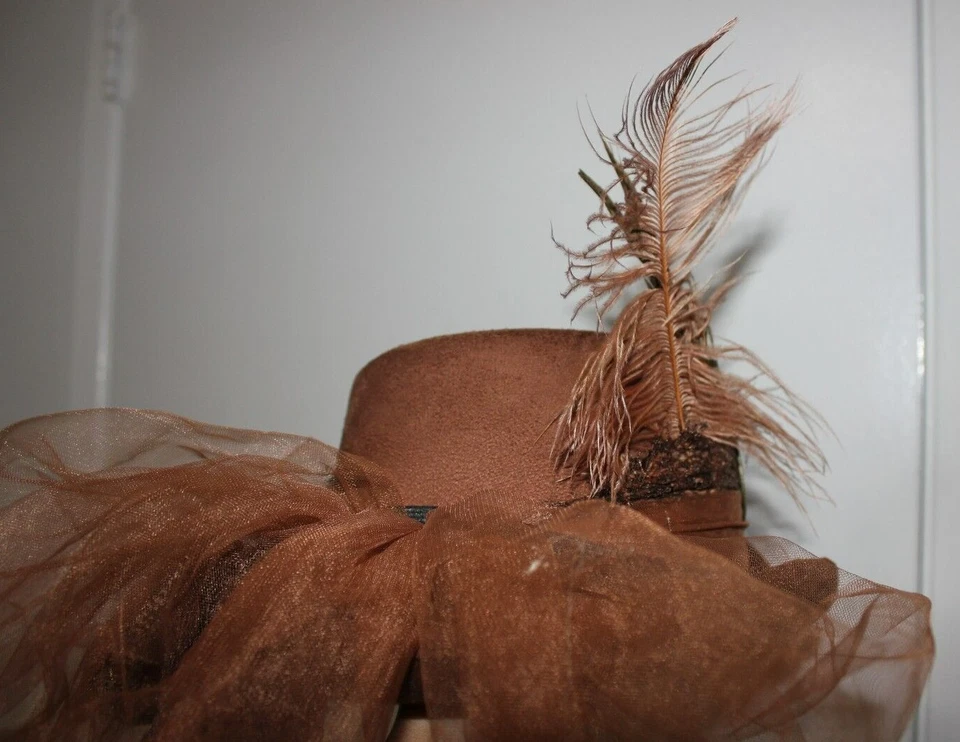 Sombrero de copa de 6", Steampunk marrón victoriano con gafas de aviador, pluma y tul Foto 3 de 4