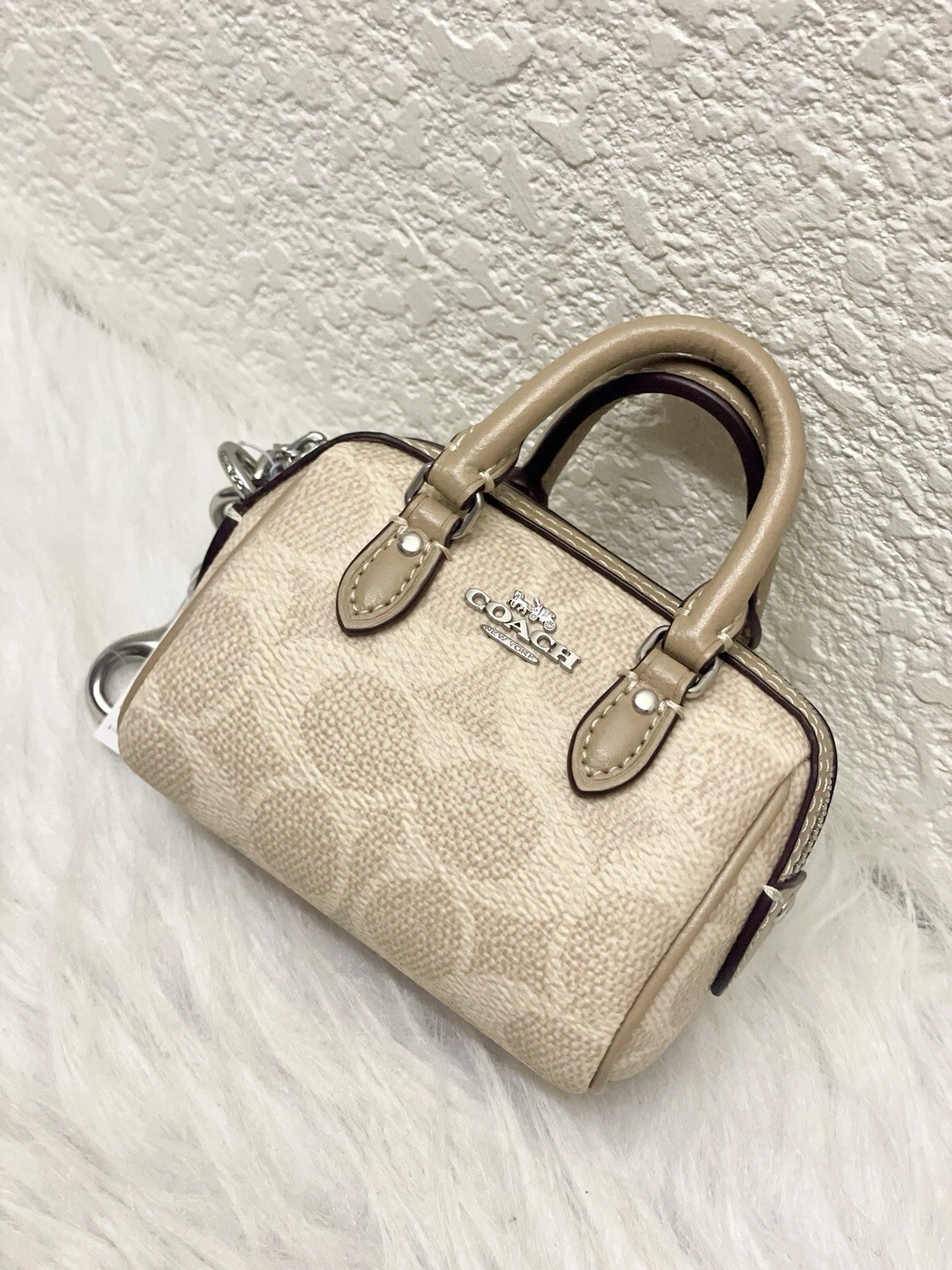 Borsa a tracolla Coach Mini Rowan nuova con etichette ciondolo in tela firmata sabbia tortora