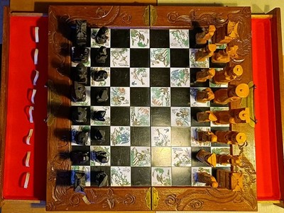 Chinesisches Schachspiel, handgeschnitzte Figuren, Holzkasten