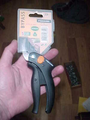 NOS Fiskars #9634 Bypass 25% More Power Easy Cutting Pruner Pruning Shears