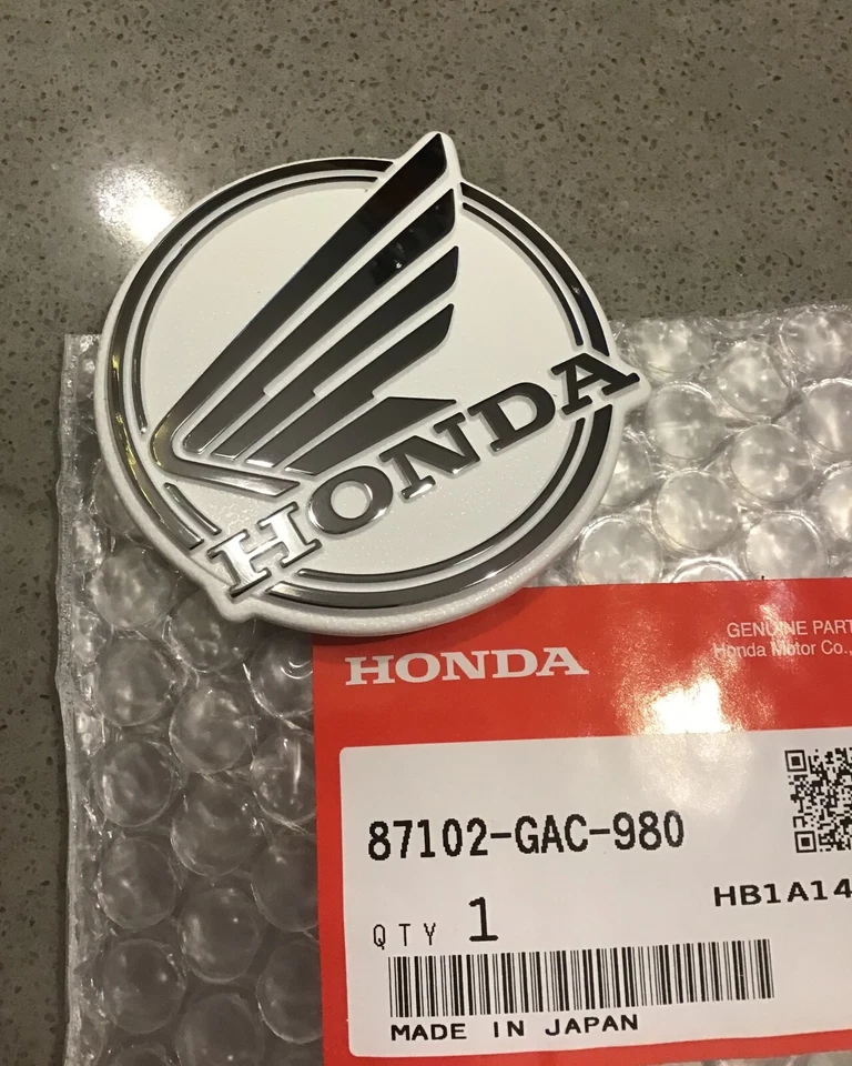 NUEVO Insignia Protectora de Piernas Original Honda para C50 12V C70 12V C90 12V (87102-GAC-980) Foto 4 de 4