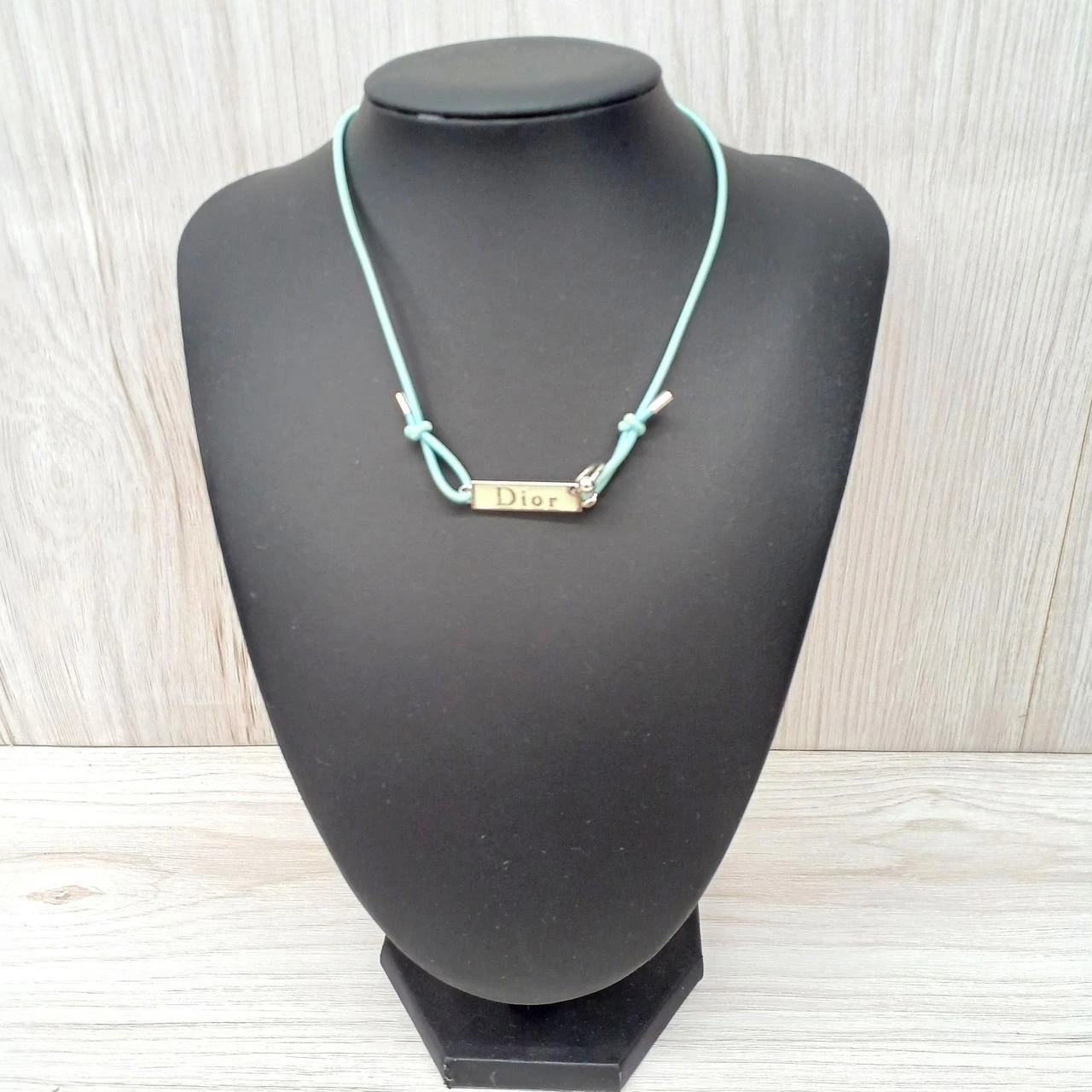 Y0719 Collana girocollo Christian Dior con placca logo azzurro chiaro nuova