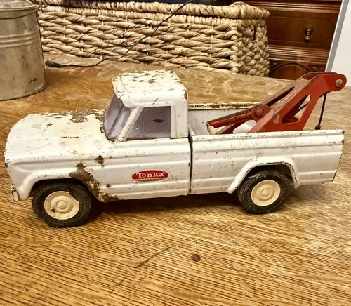 Vintage 1960 Tonka White & Red Metal Mini Jeep Pickup Wrecker Tow Truck