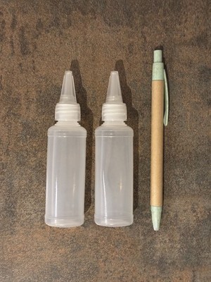 2 x 50 ml Quetschflaschen, wiederverwendbar, auslaufsicher, mit Düsenkappen