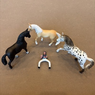 Lot of 3 SCHLEICH Horses + 1 SCHLEICH Riders