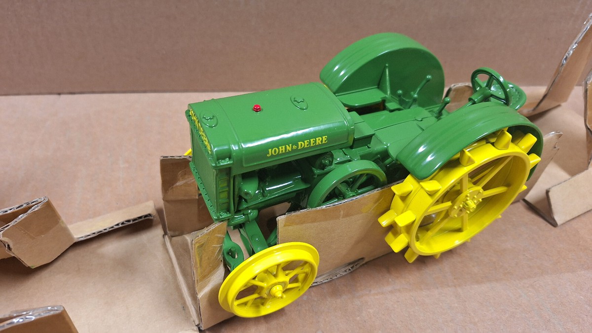 Ertl John Deere 75th Anniversary Model D Tractor Two Cylinder Expo