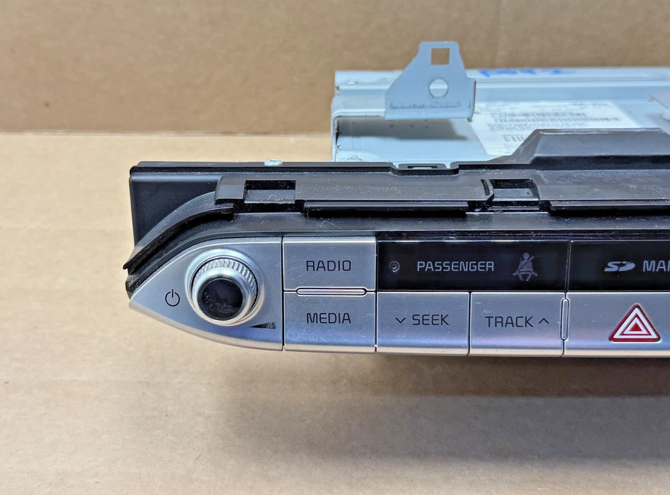 Unidad principal receptora de radio de audio Kia Stinger 2018-2021 con panel de interruptor PO42 OEM Foto 2 de 4