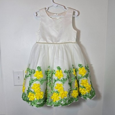 green emerald velvet dress Floral Embroidery V-Neck Prom Dress with Pockets Long Lace Gown-Bridelily main image 0