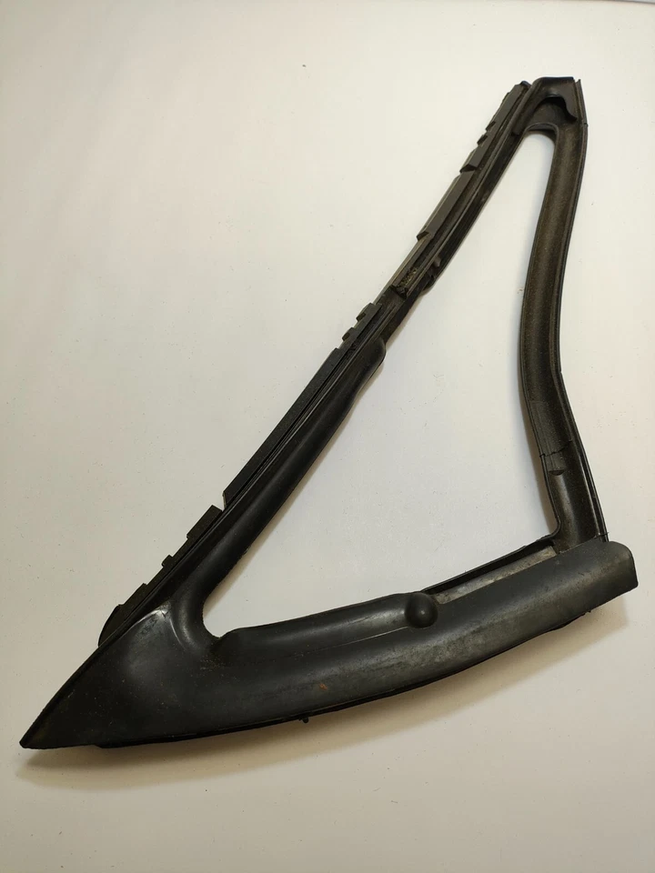 Plymouth Dodge Chrysler 1969-1971 cuerpo en C ala de ventilación izquierda tira meteorológica 2893451 nuevo en stock Foto 2 de 3