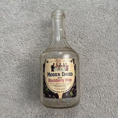 Vintage Mogen David Wine Blackberry 1 Quart Glass Bottle Paper Label 1971