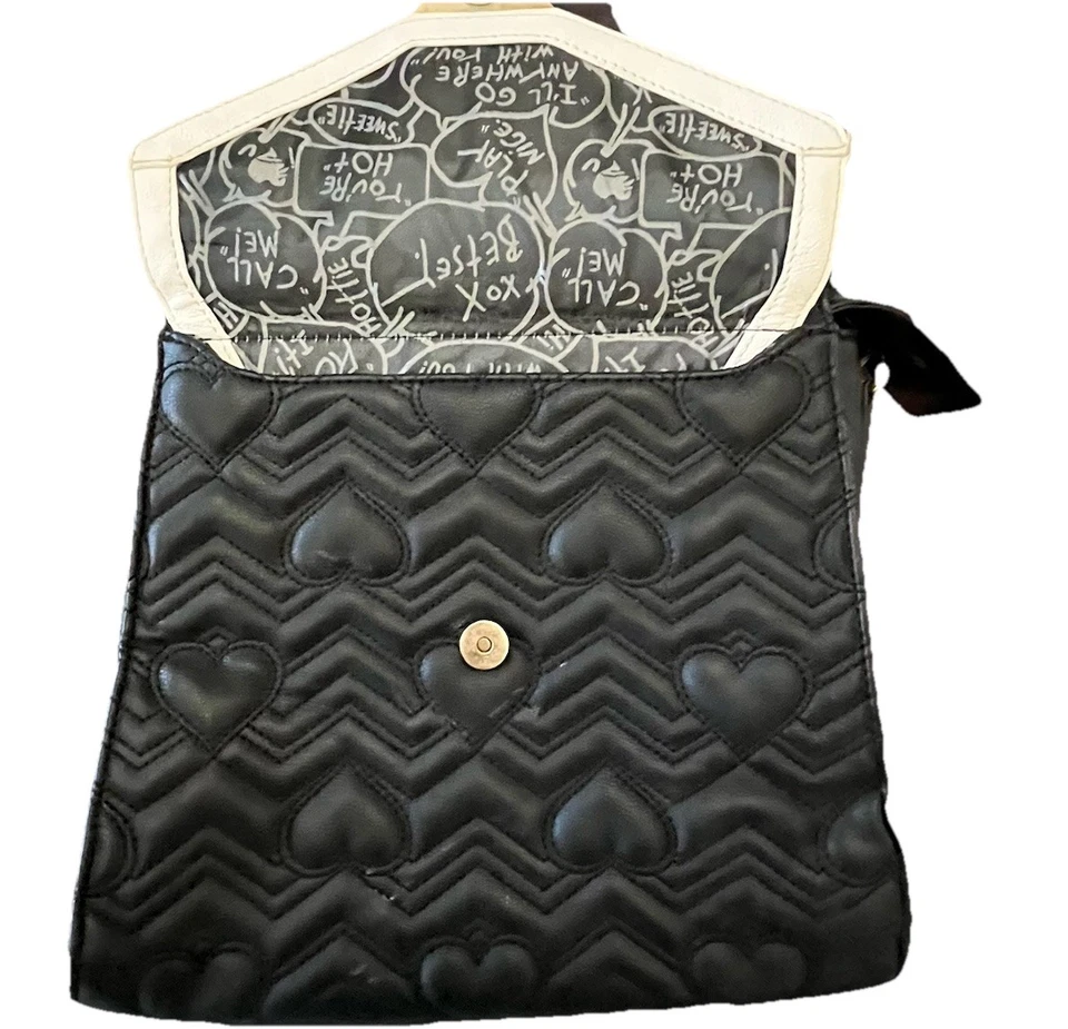 Bolso de mano convertible Betsey Johnson acolchado negro con cierre de metal dorado VER DESC Foto 3 de 4