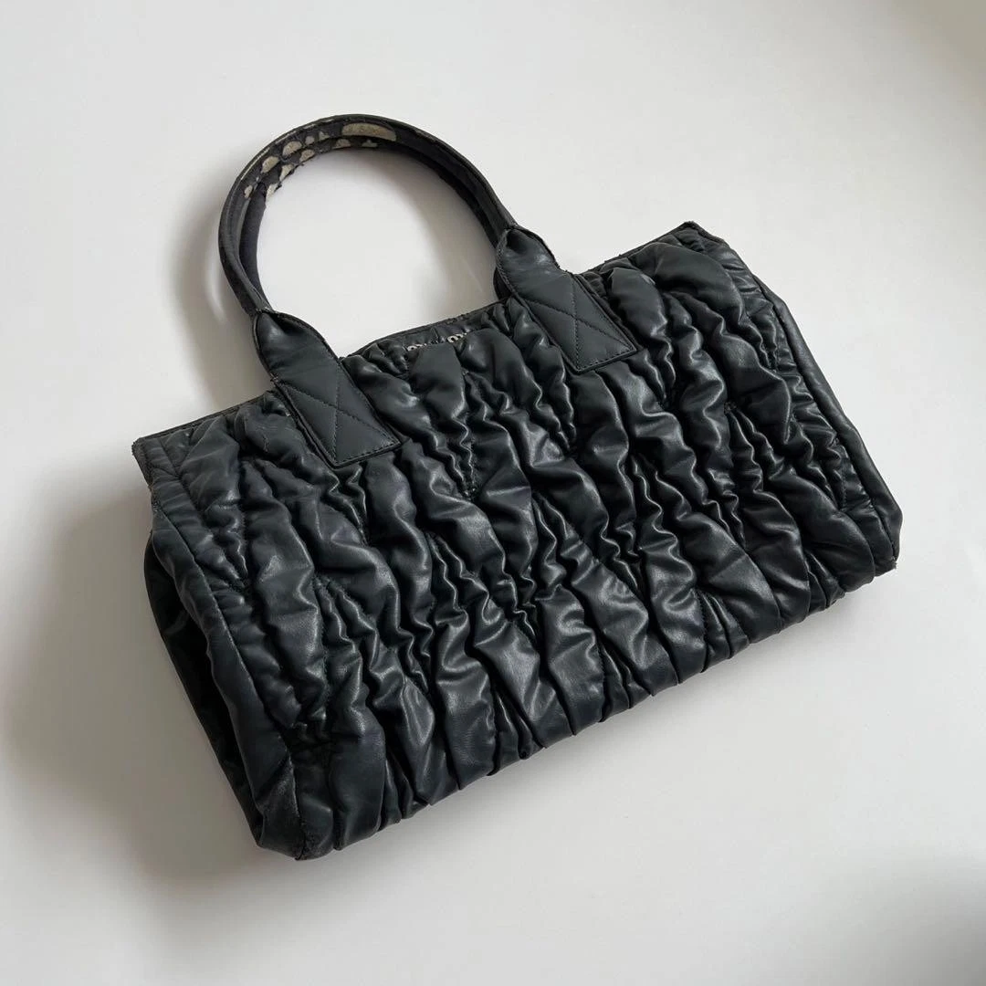 MIU MIU MATELASSE BORSA A MANO TOTE IN PELLE logo nero chiusura a scatto doppio manico