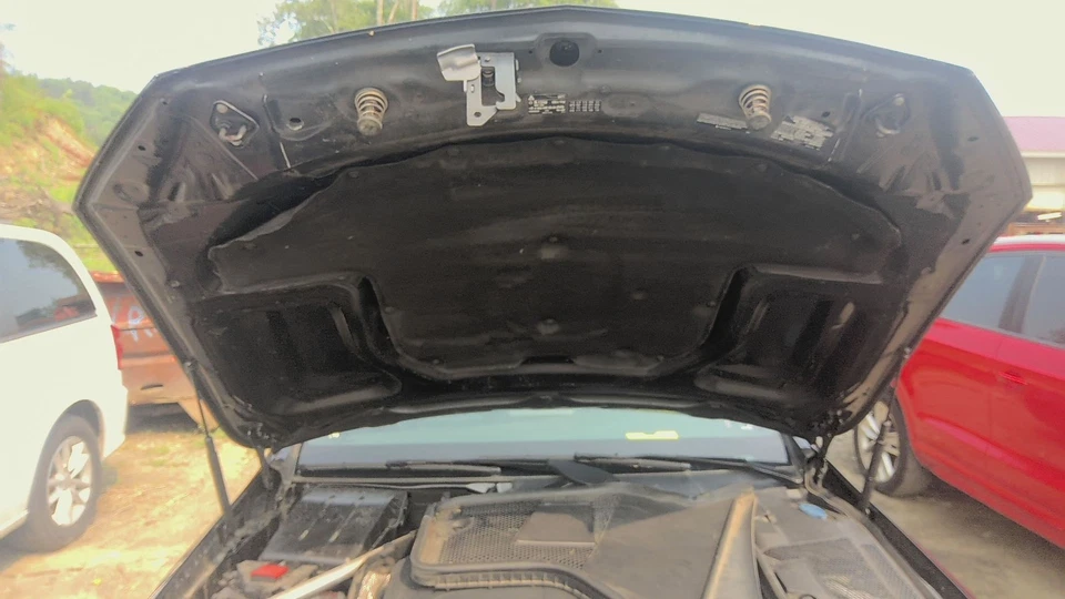 19 MERCEDES C-CLASS Hood Scratched 205 Type C300black040 - Image 3 of 3