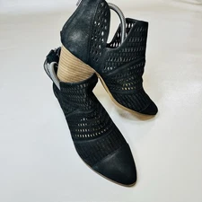 Vince Camuto Black Cutout Leather Booties Women’s 9M New Perforated Leather