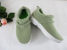 OOFOS OOcoozie Women's size 8 Low Recovery Shoes Green Soft Sherpa Upper