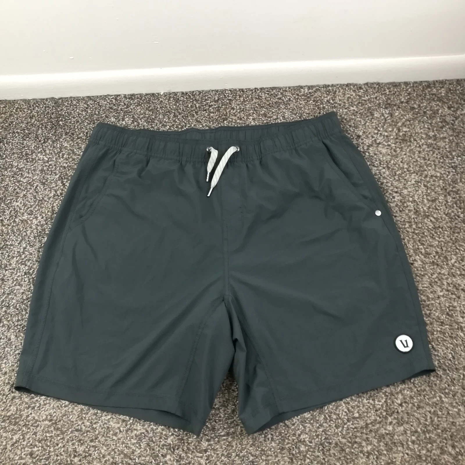 Vuori Kore Shorts Men's XL Gray 7.5" Inseam Lined Performance Stretch V302