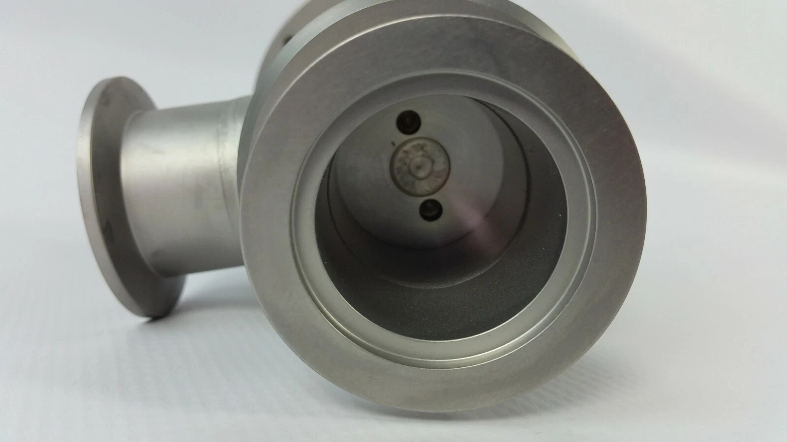 Inside the inline port of the MKS 99G0598 valve, showing the sealing plate