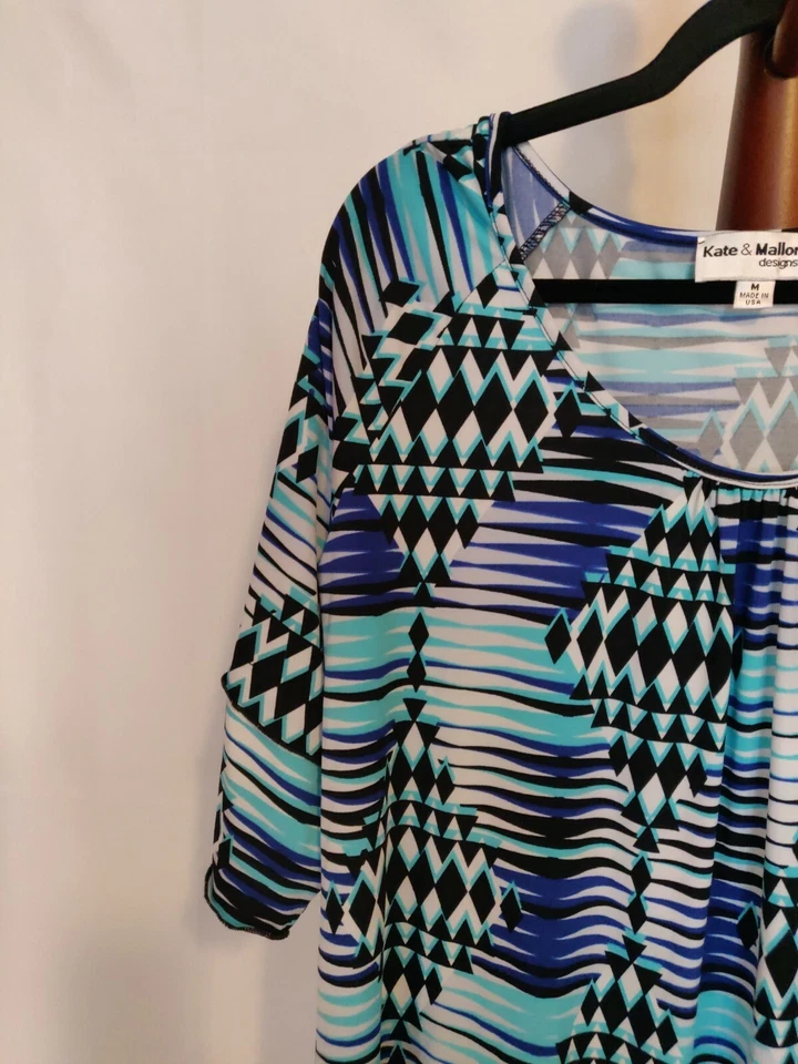 Kate & Mallory women's size M tunic blue geometric print 3/4 sleeve scoop neck  - Image 3 of 4