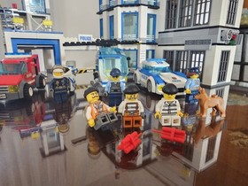 LEGO CITY: Police Station (60141) ➕60004 Truck See Description